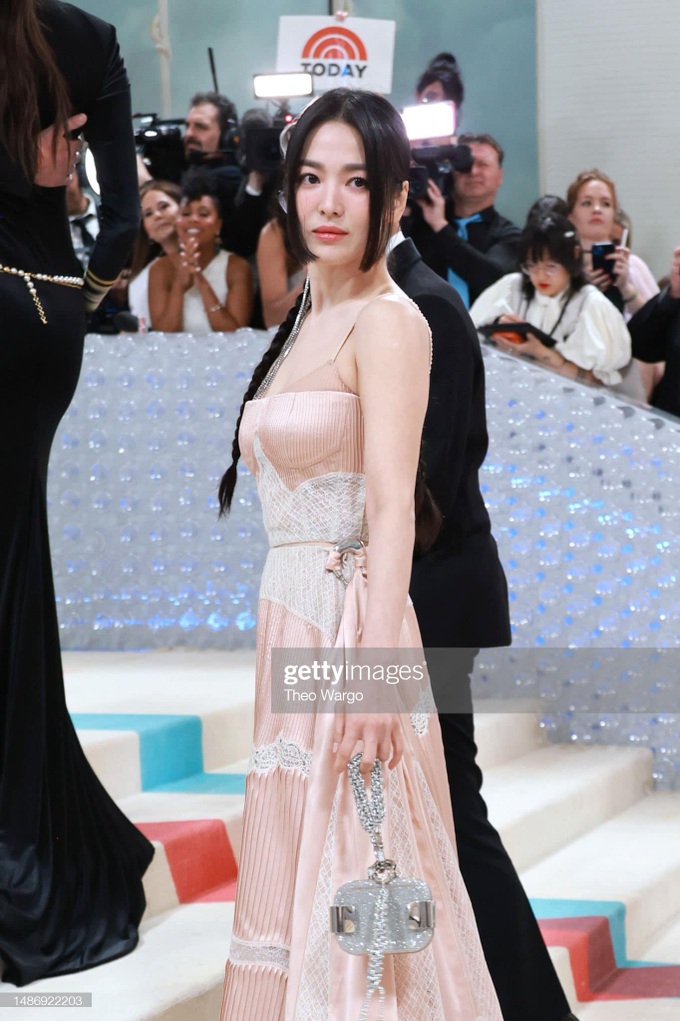 Song Hye Kyo đẹp như nàng thơ, gây chú ý tại Met Gala 2023 - 4