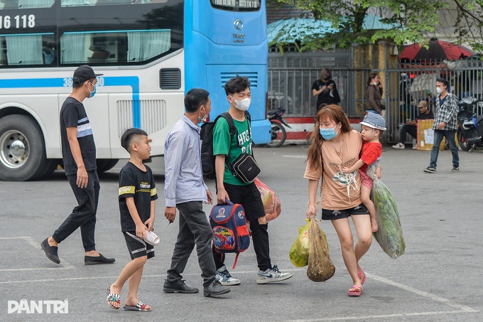 Người dân tay xách nách mang trở lại Hà Nội sau kỳ nghỉ lễ 30/4 - 10