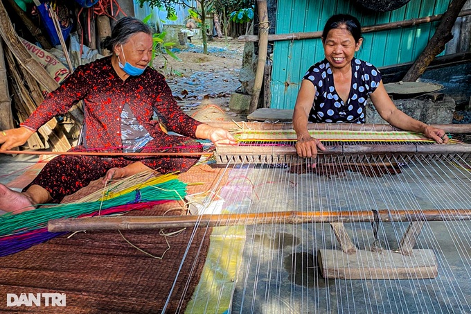 Khung dệt cuối cùng còn lách cách ở làng nghề chiếu cói Cẩm Nê - 1