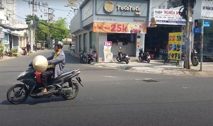 Dừng xe vào quán nhận đơn hàng, shipper bị trộm xe trong chớp mắt - 1 Dừng xe vào quán nhận đơn hàng, shipper bị trộm xe trong chớp mắt - 1