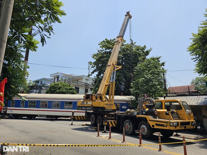 Cần cẩu siêu trọng đã được điều đến hiện trường, nhưng công tác cứu hộ vẫn chưa được hoàn tất (Ảnh: T.Thủy).