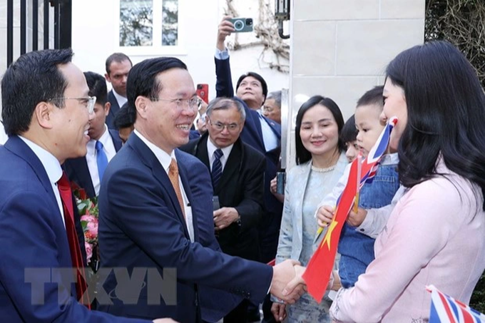 Chủ tịch nước thăm Đại sứ quán và cộng đồng người Việt tại Anh - 1