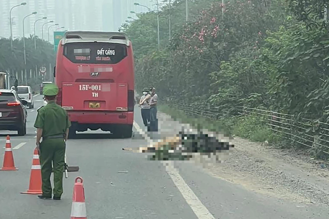 Hà Nội: Cô gái trẻ tử vong sau va chạm với xe khách trên đường cao tốc - 1