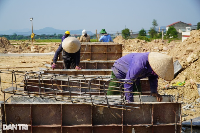 Công nhân trên công trường cao tốc Bắc - Nam giữa nắng nóng đỉnh điểm - 4