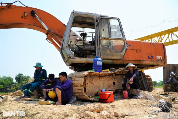 Công nhân trên công trường cao tốc Bắc - Nam giữa nắng nóng đỉnh điểm - 11