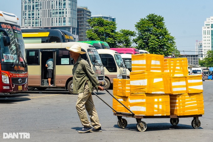 Người lao động mướt mồ hôi mưu sinh dưới cái nắng như rang ở Hà Nội - 9