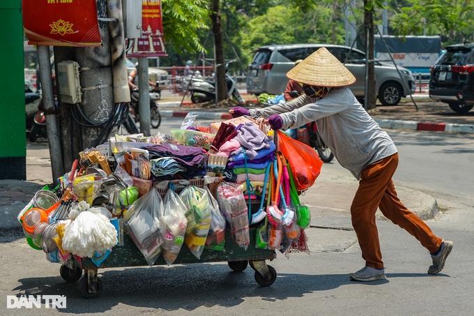 Người lao động mướt mồ hôi mưu sinh dưới cái nắng như rang ở Hà Nội - 4