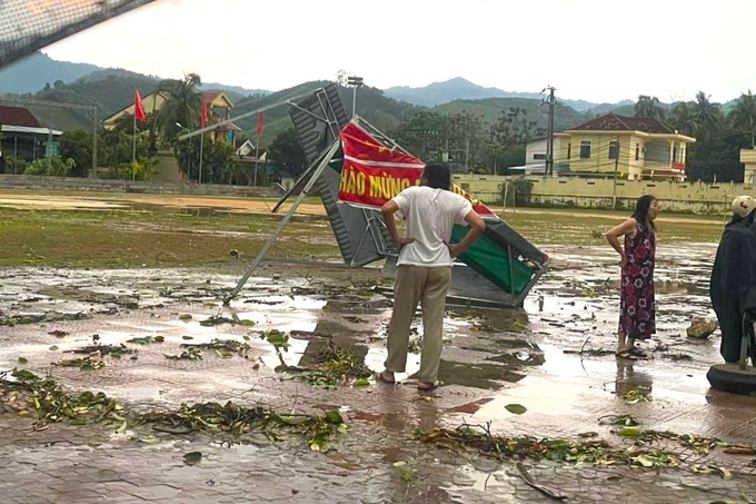 Giông lốc thổi bay nhiều mái nhà, cột điện, 11 thuyền cá bị nhấn chìm - 5