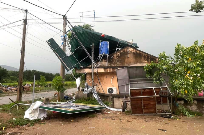 Giông lốc thổi bay nhiều mái nhà, cột điện, 11 thuyền cá bị nhấn chìm - 1