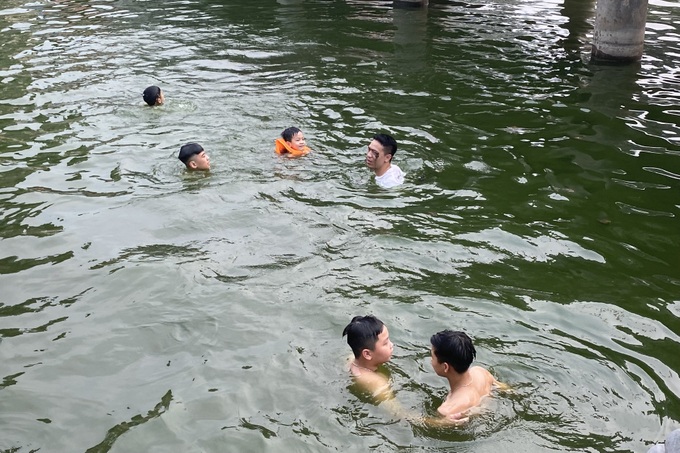 Ao làng thành Ƅể Ƅơi miễп phí, người Hà Nội thích thú tắm giải nhiệt - 11