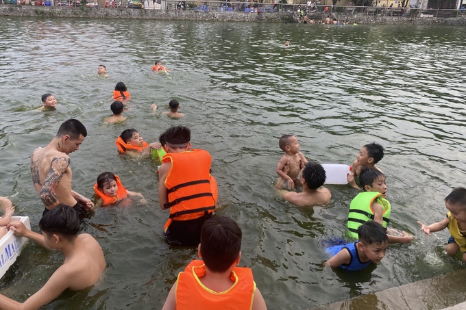Ao làng thành Ƅể Ƅơi miễп phí, người Hà Nội thích thú tắm giải nhiệt - 9