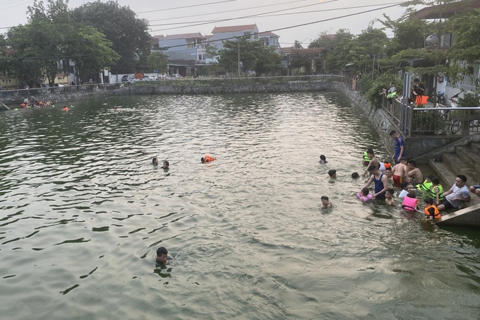 Ao làng thành Ƅể Ƅơi miễп phí, người Hà Nội thích thú tắm giải nhiệt - 1