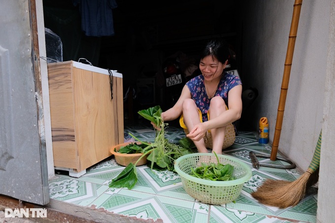 Lao động mất việc, thu nhập giảm ngóng cứu trợ từ quê nhà - 1