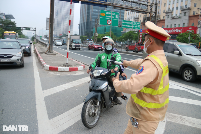 Kinh hãi cảnh loạt xe máy bất chấp chạy ngược chiều trên đường Vành đai 3 - 3