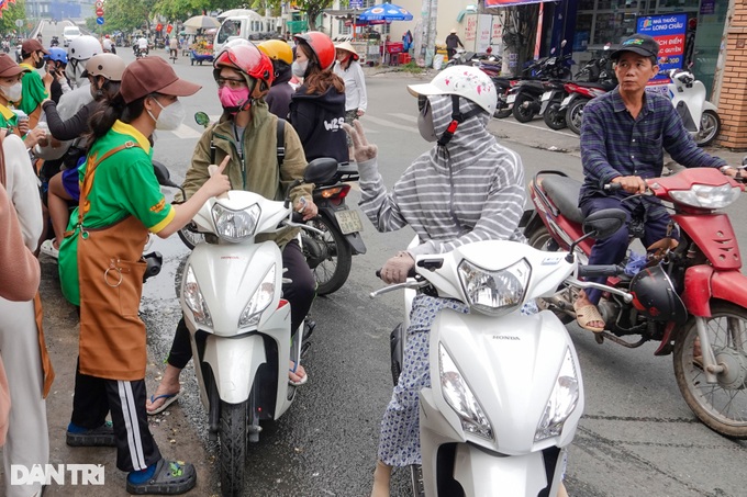 Bố đơn thân kiếm 100 triệu đồng/ngày, khởi nghiệp tuổi xế chiều vì con - 1 Bố đơn thân kiếm 100 triệu đồng/ngày, khởi nghiệp tuổi xế chiều vì con - 1