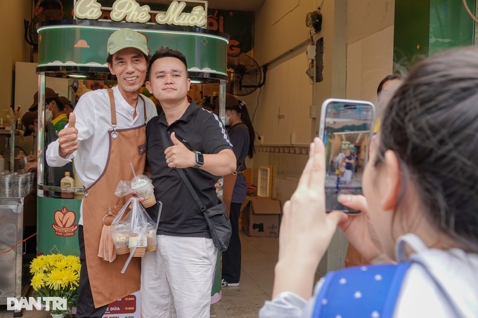 Single father earns 100 million dong/day, starting a business in the late afternoon for his children - 3