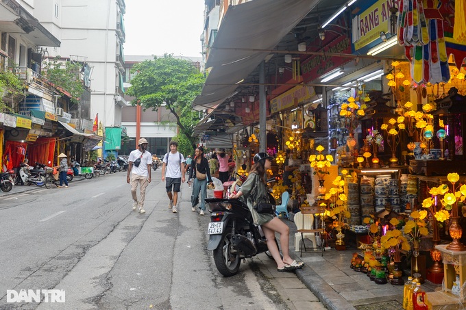 Xử lý lấn chiếm vỉa hè ở Hà Nội: Người dân vẫn phải đi xuống lòng đường! - 3