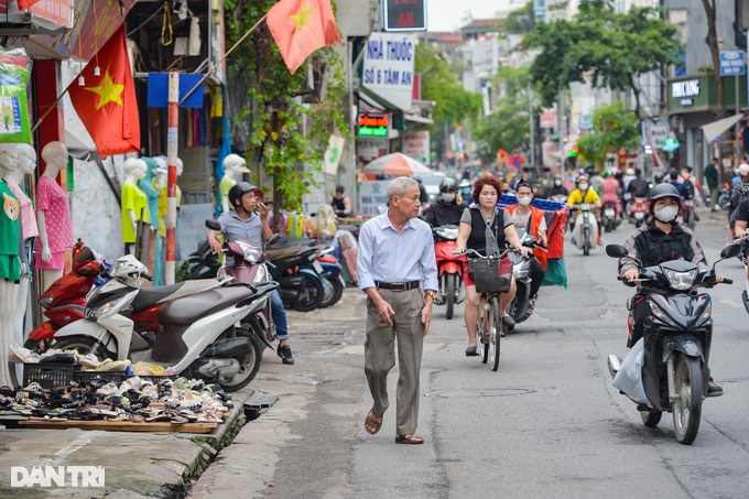 Xử lý lấn chiếm vỉa hè ở Hà Nội: Người dân vẫn phải đi xuống lòng đường! - 9