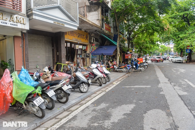 Xử lý lấn chiếm vỉa hè ở Hà Nội: Người dân vẫn phải đi xuống lòng đường! - 1