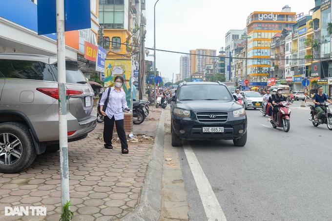 Xử lý lấn chiếm vỉa hè ở Hà Nội: Người dân vẫn phải đi xuống lòng đường! - 8