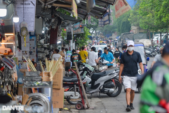 Xử lý lấn chiếm vỉa hè ở Hà Nội: Người dân vẫn phải đi xuống lòng đường! - 7