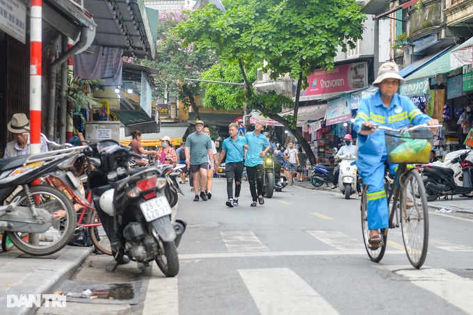 Xử lý lấn chiếm vỉa hè ở Hà Nội: Người dân vẫn phải đi xuống lòng đường! - 10