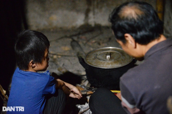 Cậu bé sống lay lắt nơi bìa rừng, chiếc chiếu vừa là chỗ ăn vừa là chỗ ngủ - 3