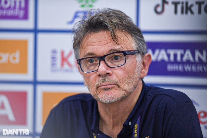 HLV Troussier: U22 Việt Nam đã chơi tốt trước Indonesia quá mạnh - 1