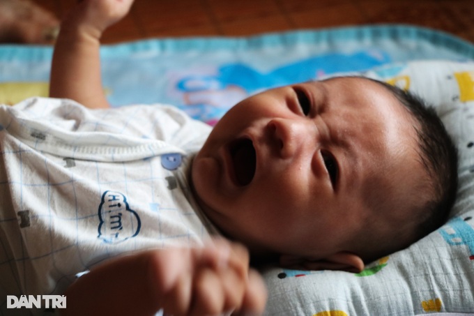 Mẹ khiếm thị phù não, bé 2 tháng tuổi khản cổ khóc đòi sữa - 2