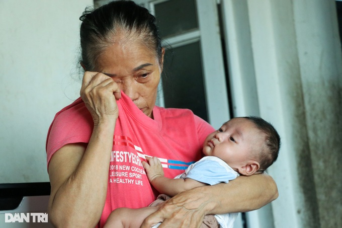 Mẹ khiếm thị phù não, bé 2 tháng tuổi khản cổ khóc đòi sữa - 5