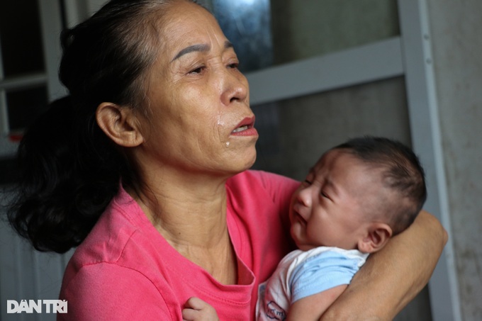 Mẹ khiếm thị phù não, bé 2 tháng tuổi khản cổ khóc đòi sữa - 3