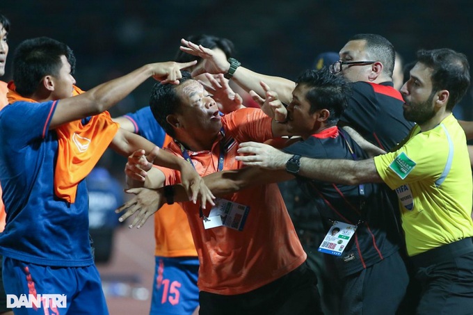Cầu thủ Indonesia và Thái Lan ẩu đả dữ dội ở trận chung kết SEA Games - 2