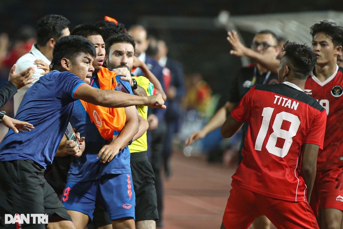 Cầu thủ Indonesia và Thái Lan ẩu đả dữ dội ở trận chung kết SEA Games - 4