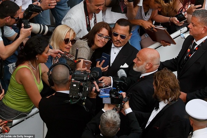 Johnny Depp được săn đón ở Cannes như chưa từng bị tẩy chay - 3
