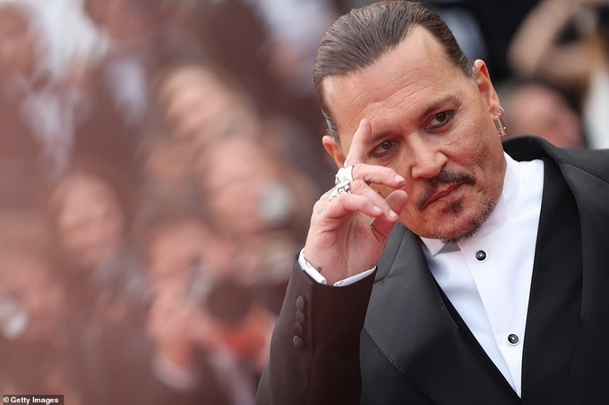 Johnny Depp được săn đón ở Cannes như chưa từng bị tẩy chay - 1