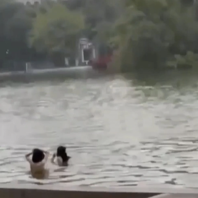 Vụ tung tin 2 người tắm tiên ở hồ Hoàn Kiếm: Chuyển công an điều tra - 1 Vụ tung tin 2 người tắm tiên ở hồ Hoàn Kiếm: Chuyển công an điều tra - 1