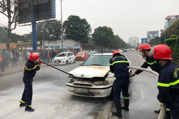 Ô tô liên tục bốc cháy giữa trời nắng nóng, cảnh sát khuyến cáo gì? - 3