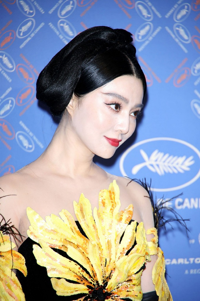 Phạm Băng Băng chứng minh đẳng cấp khi diện đầm Chung Thanh Phong tại  Cannes tạo hình so với bản gốc của Tiểu Vy lẫn mẫu Việt có khác biệt