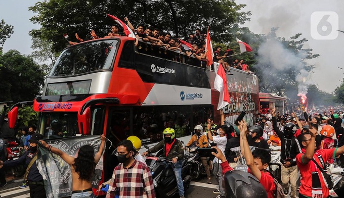 U22 Indonesia diễu hành xe bus, biển người đổ ra đường ăn mừng cuồng nhiệt - 6