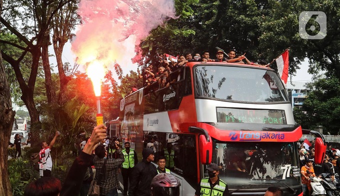 U22 Indonesia diễu hành xe bus, biển người đổ ra đường ăn mừng cuồng nhiệt - 7