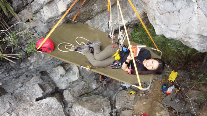 Thót tim cô gái Việt treo dây ngủ qua đêm giữa vách đá dựng đứng - 6