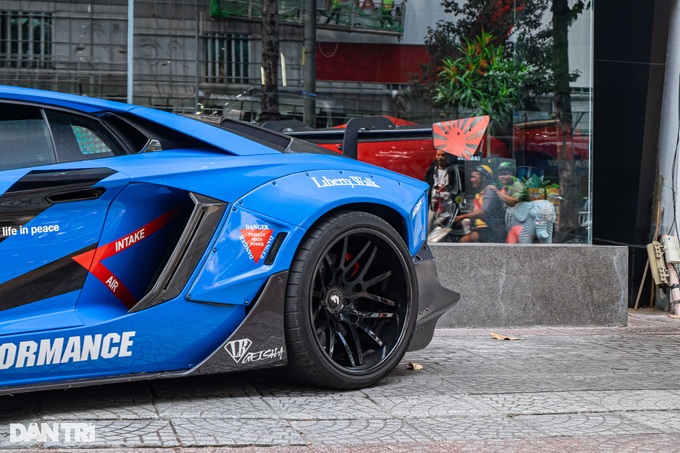 Ngắm siêu xe Lamborghini Aventador độ Liberty Walk độc nhất Việt Nam - 11