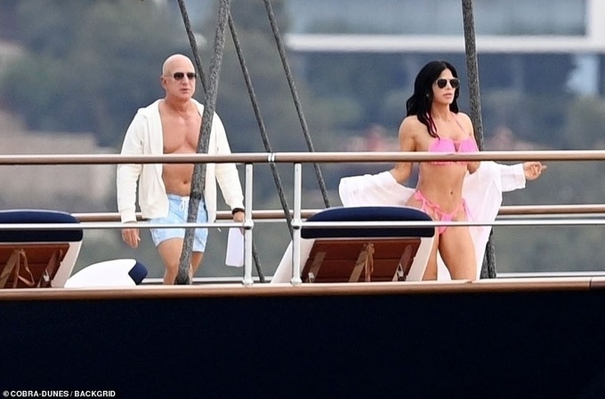 Tỷ phú Jeff Bezos ví bạn gái như nữ thần, dựng tượng trên du thuyền - 1