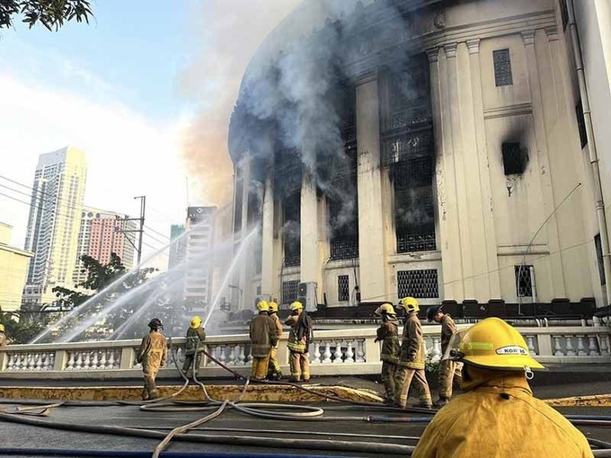 Cháy lớn tại tòa nhà bưu điện trung tâm thủ đô của Philippines - 1