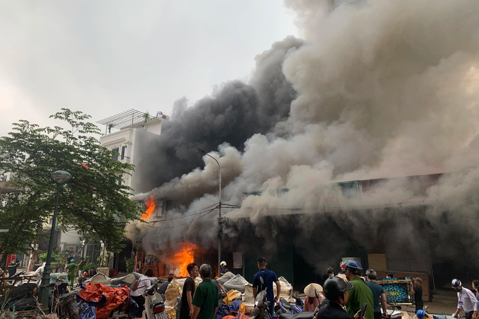 Cháy 3 nhà kho cùng một nhà tạm ở Hà Nội - 1