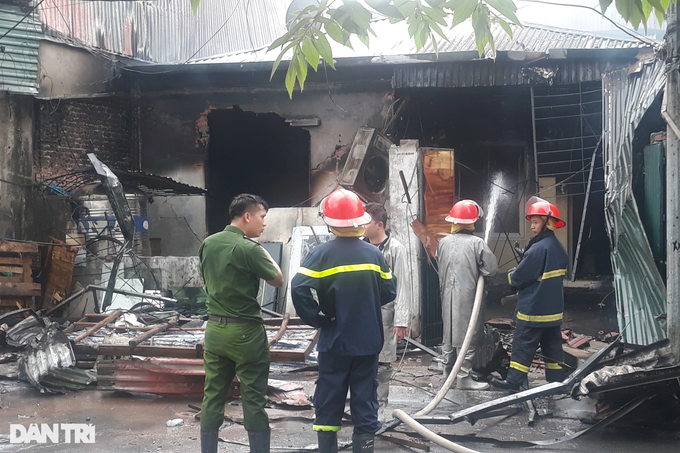 Cháy 3 nhà kho cùng một nhà tạm ở Hà Nội - 4