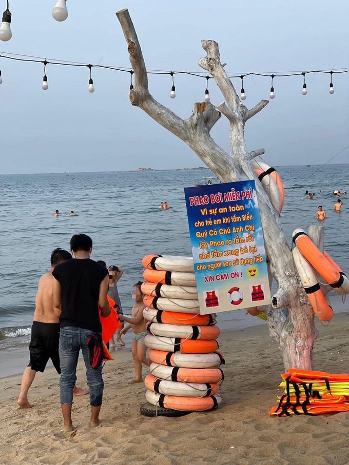 Chủ quán đặt phao bơi miễn phí ở biển vì thấy người nghèo đắn đo thuê - 1 Chủ quán đặt phao bơi miễn phí ở biển vì thấy người nghèo đắn đo thuê - 1