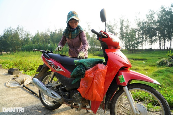 Hai vợ chồng 2 vợt, vượt 150km săn giặc cỏ kiếm tiền triệu - 8