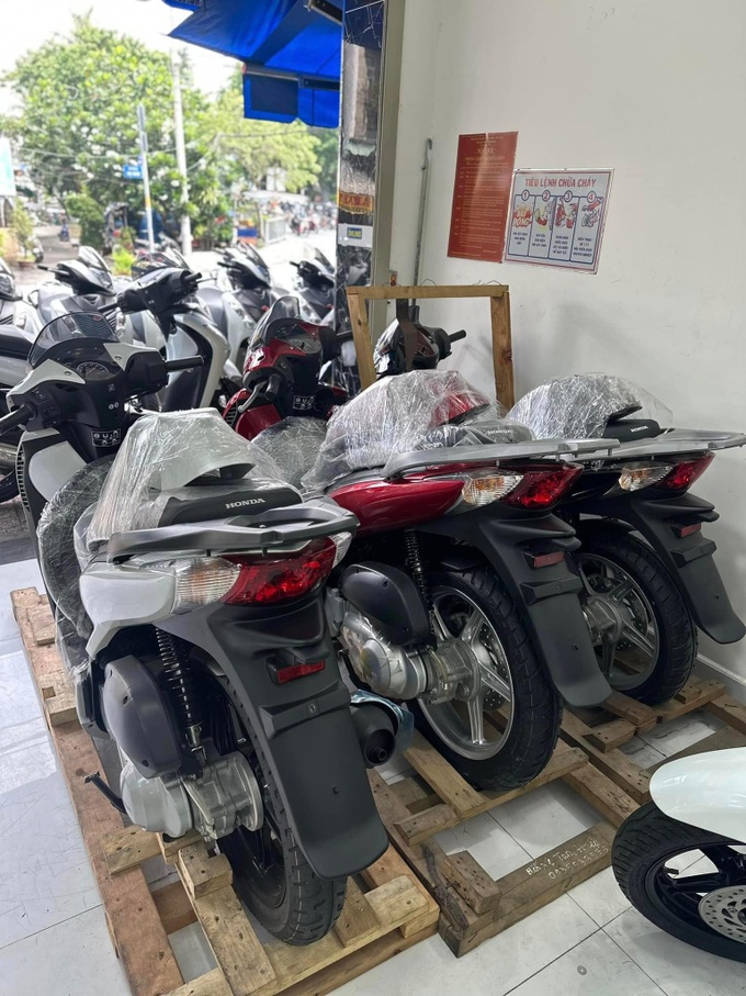 Choáng với giá bán lên tới 1,5 tỷ đồng cho một chiếc Honda SH 150i đời 2012 - 3