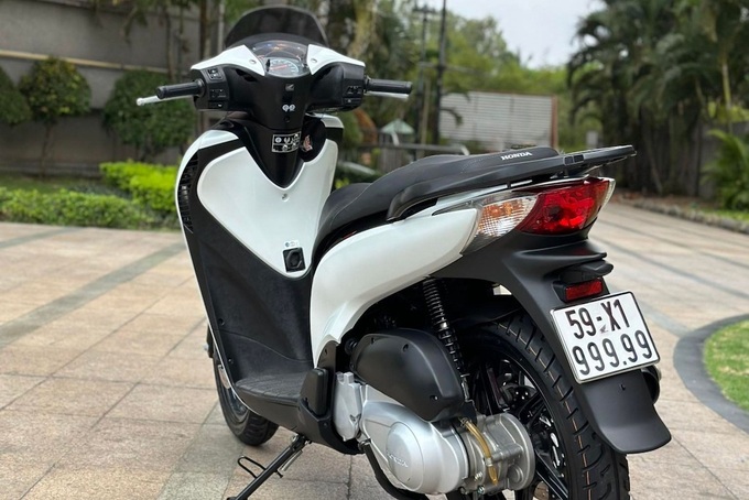 Choáng với giá bán lên tới 1,5 tỷ đồng cho một chiếc Honda SH 150i đời 2012 - 4